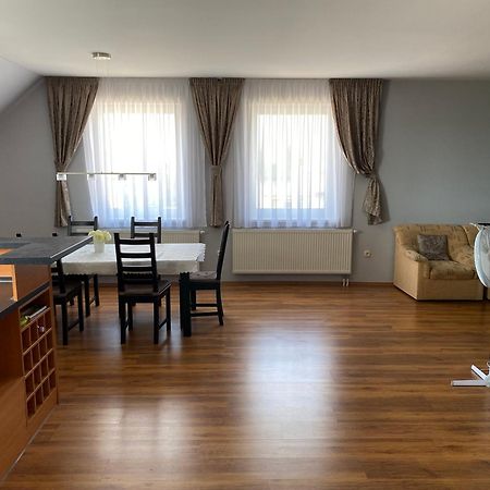 Spacious Apartment In Town Centre Nové Zámky Zewnętrze zdjęcie