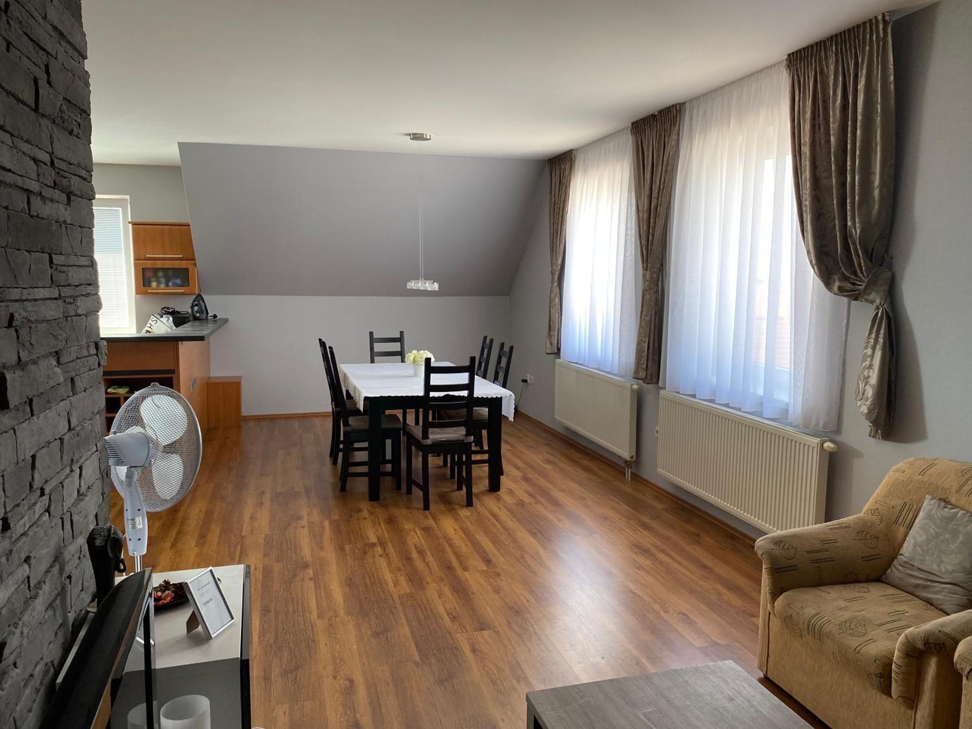 Spacious Apartment In Town Centre Nové Zámky Zewnętrze zdjęcie