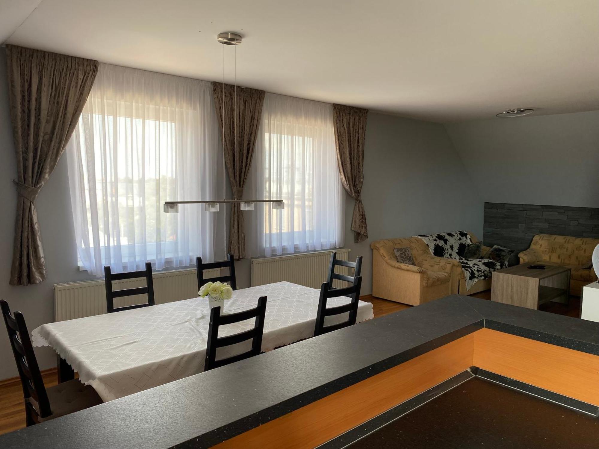 Spacious Apartment In Town Centre Nové Zámky Zewnętrze zdjęcie