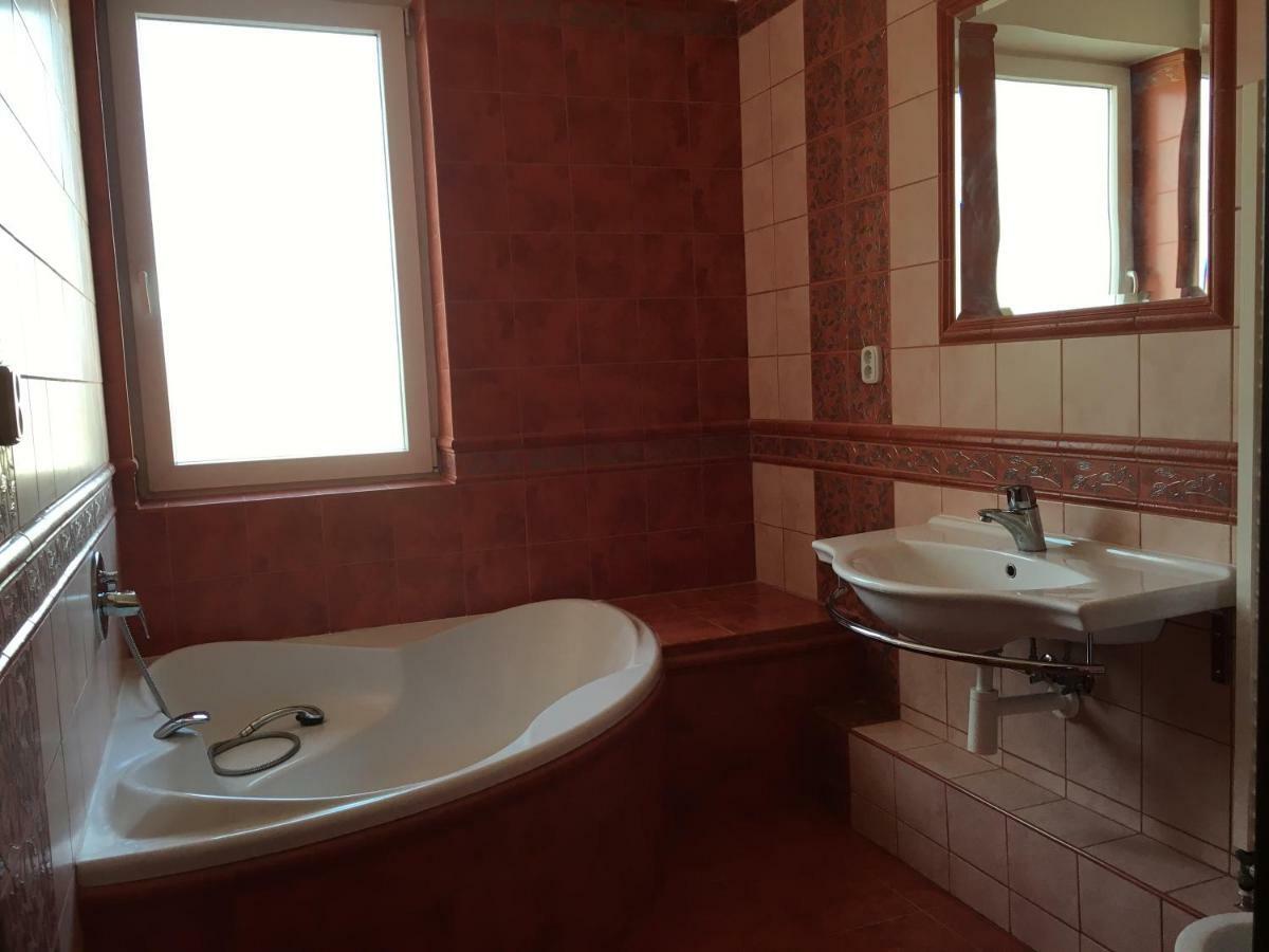 Spacious Apartment In Town Centre Nové Zámky Zewnętrze zdjęcie