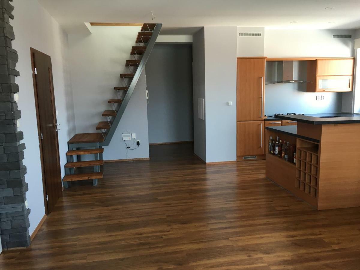 Spacious Apartment In Town Centre Nové Zámky Zewnętrze zdjęcie