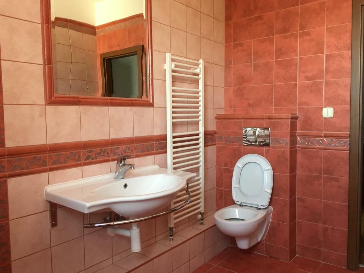 Spacious Apartment In Town Centre Nové Zámky Zewnętrze zdjęcie