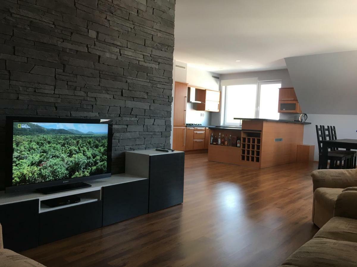 Spacious Apartment In Town Centre Nové Zámky Zewnętrze zdjęcie